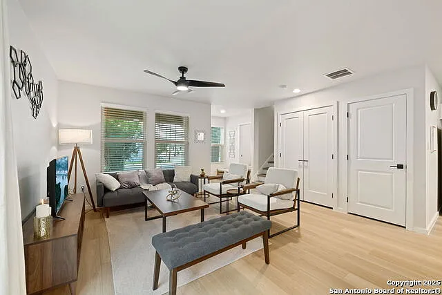 3 bed, 2.5 bath, 1276 sqft, $1,699 — Photo 2