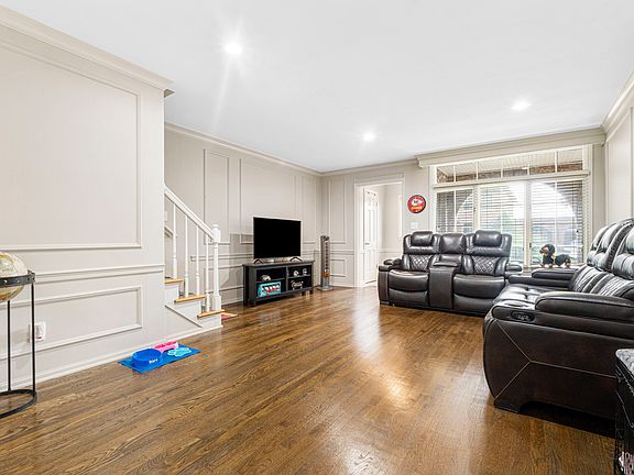 4th image of 8383 Somerset Dr