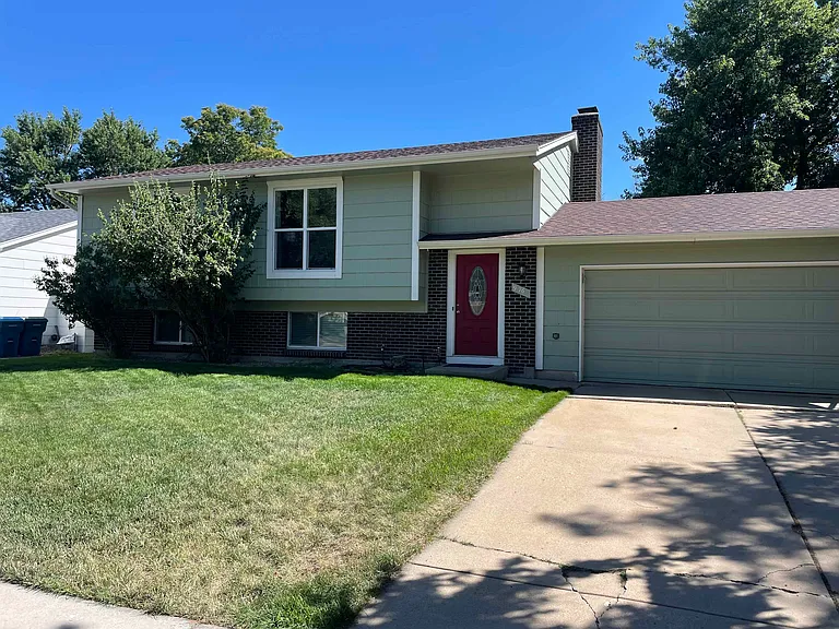 976 W Willow St — Photo 4