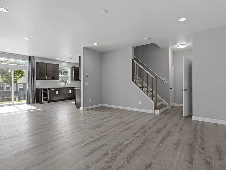 1424 Glenwater Dr — Photo 3