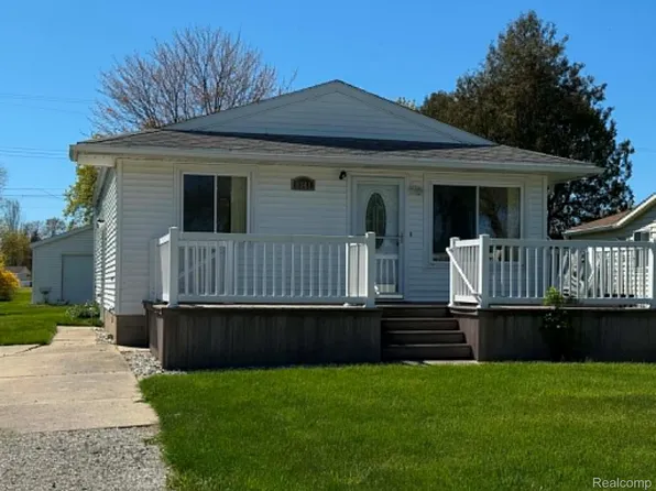 8541 Adams St, Port Austin, MI 48467