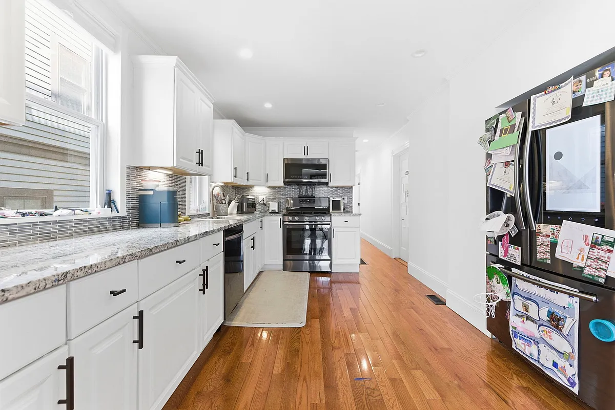 Building Photo - 865 E 2nd St #1