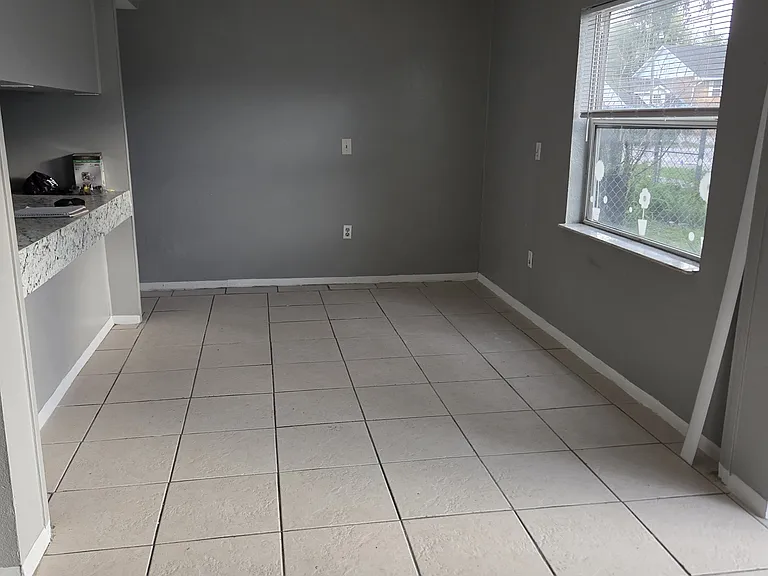 1027 Sumner St — Photo 3
