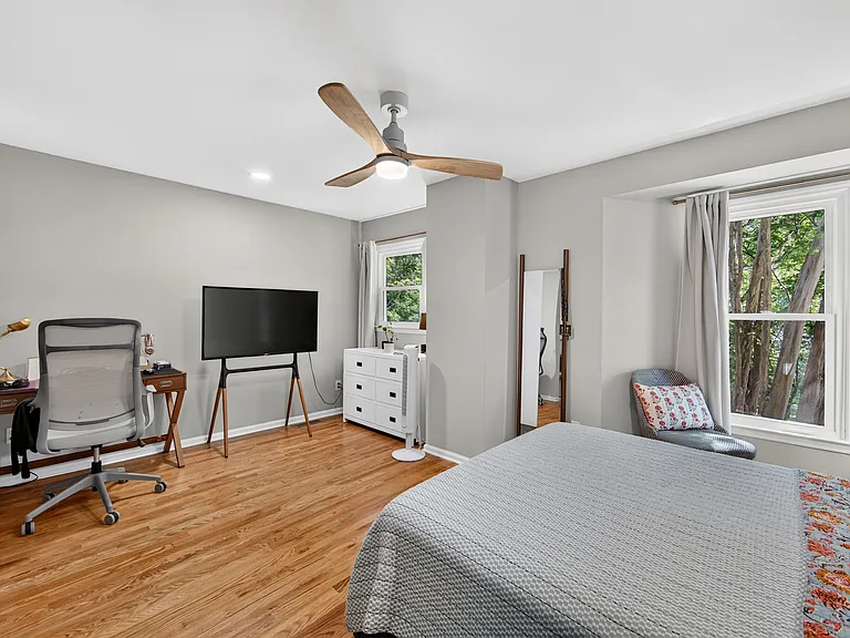 312 W 10th St #312 — Photo 32