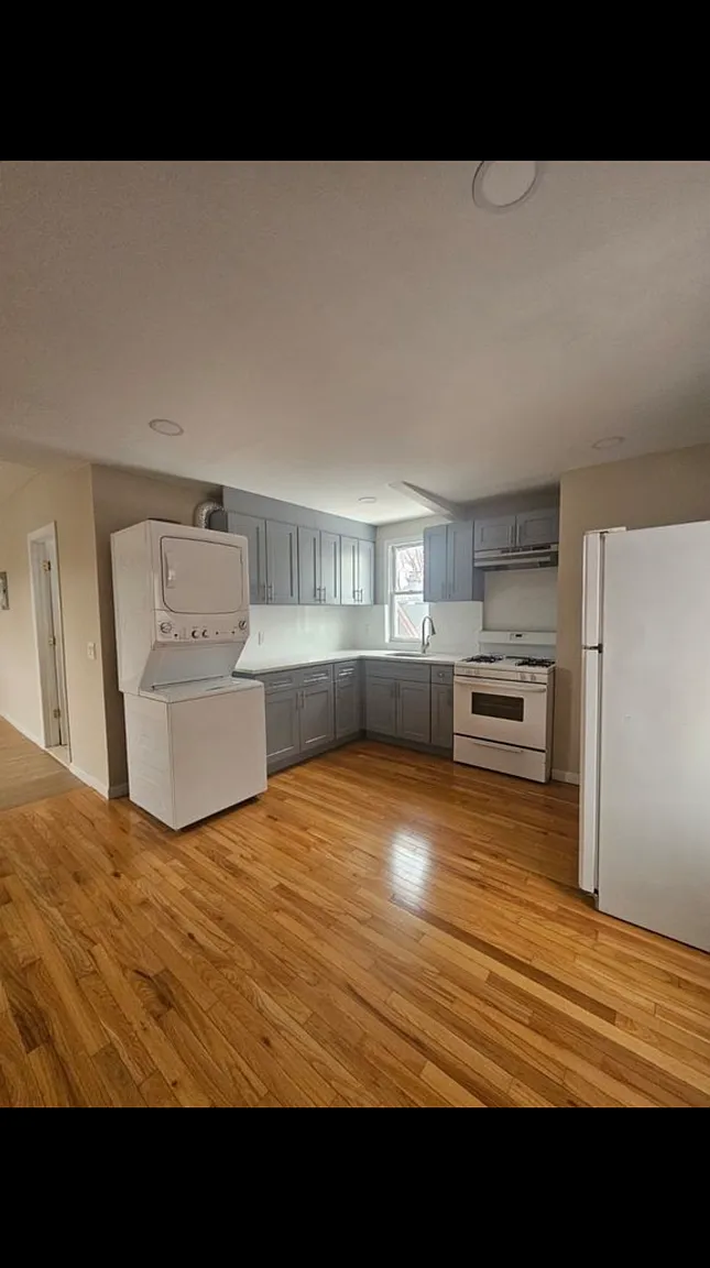 3 bed, 901 sqft, $3,100 — Photo 2
