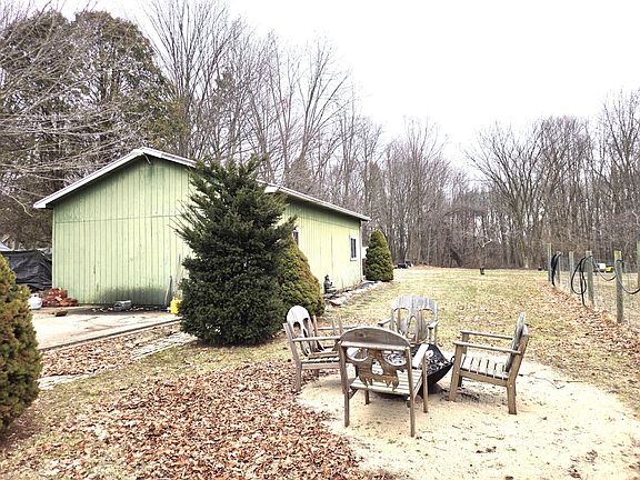 4th image of 9130 Seventeen Mile Rd