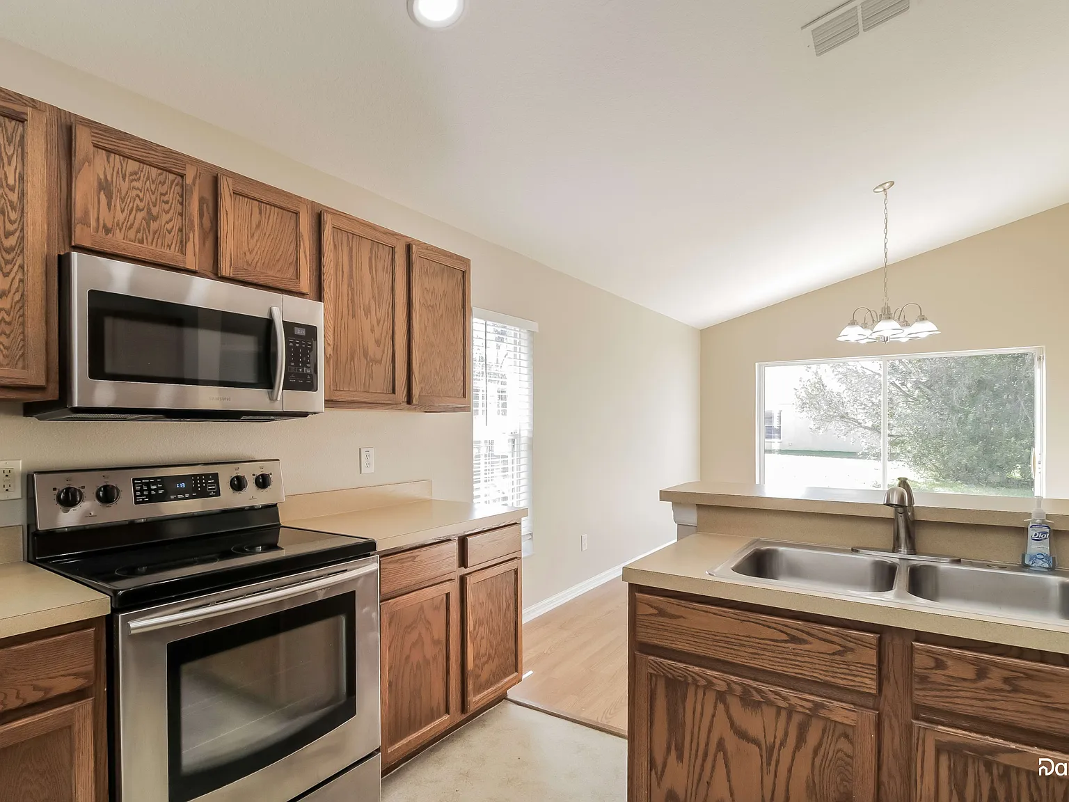 4 bed, 2.0 bath, 1654 sqft, $2,270 — Photo 3