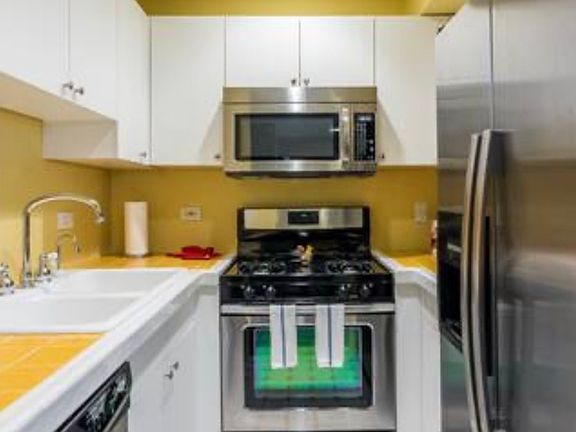 3rd image of 1111 N Hoyne Ave #G