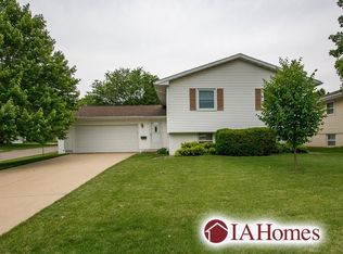 3010 Van Buren Dr SW, Cedar Rapids, IA 52404