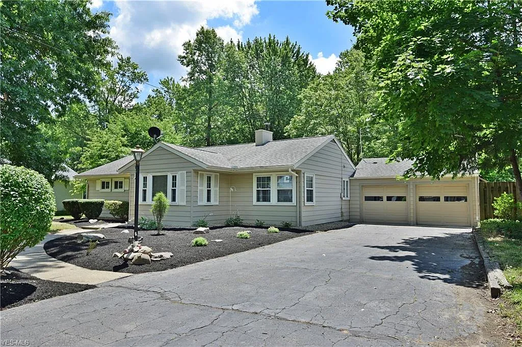 3692 Bruce Dr SE photo 1