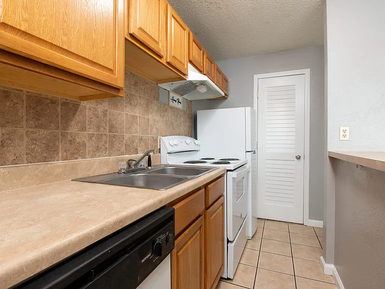 2228 S Oliver Ave — Photo 10