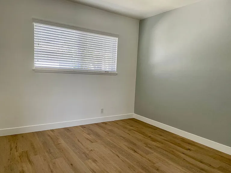 2604-2606 S Aviation Blvd — Photo 12