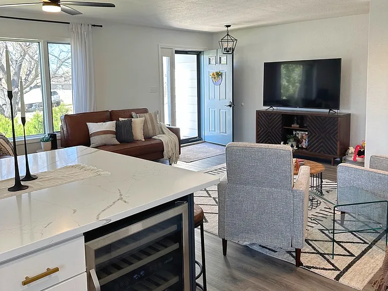 2209 Crestview Dr — Photo 19