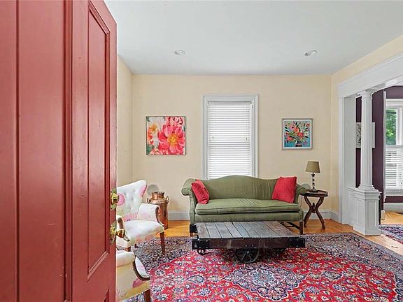4th image of 35 Hammond St #1