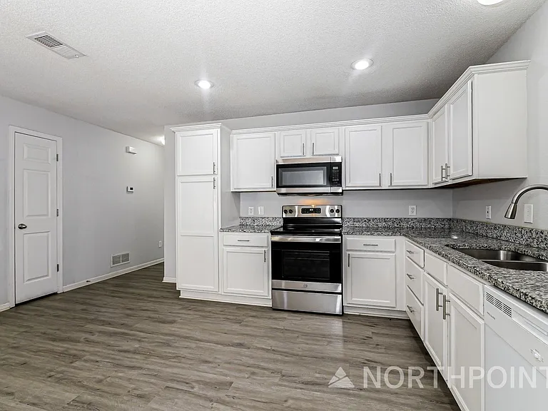 305 NW Woodbury Dr — Photo 9
