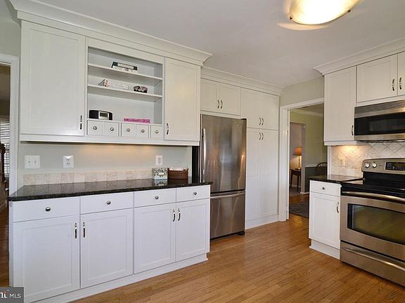 Kitchen Service Bar Area