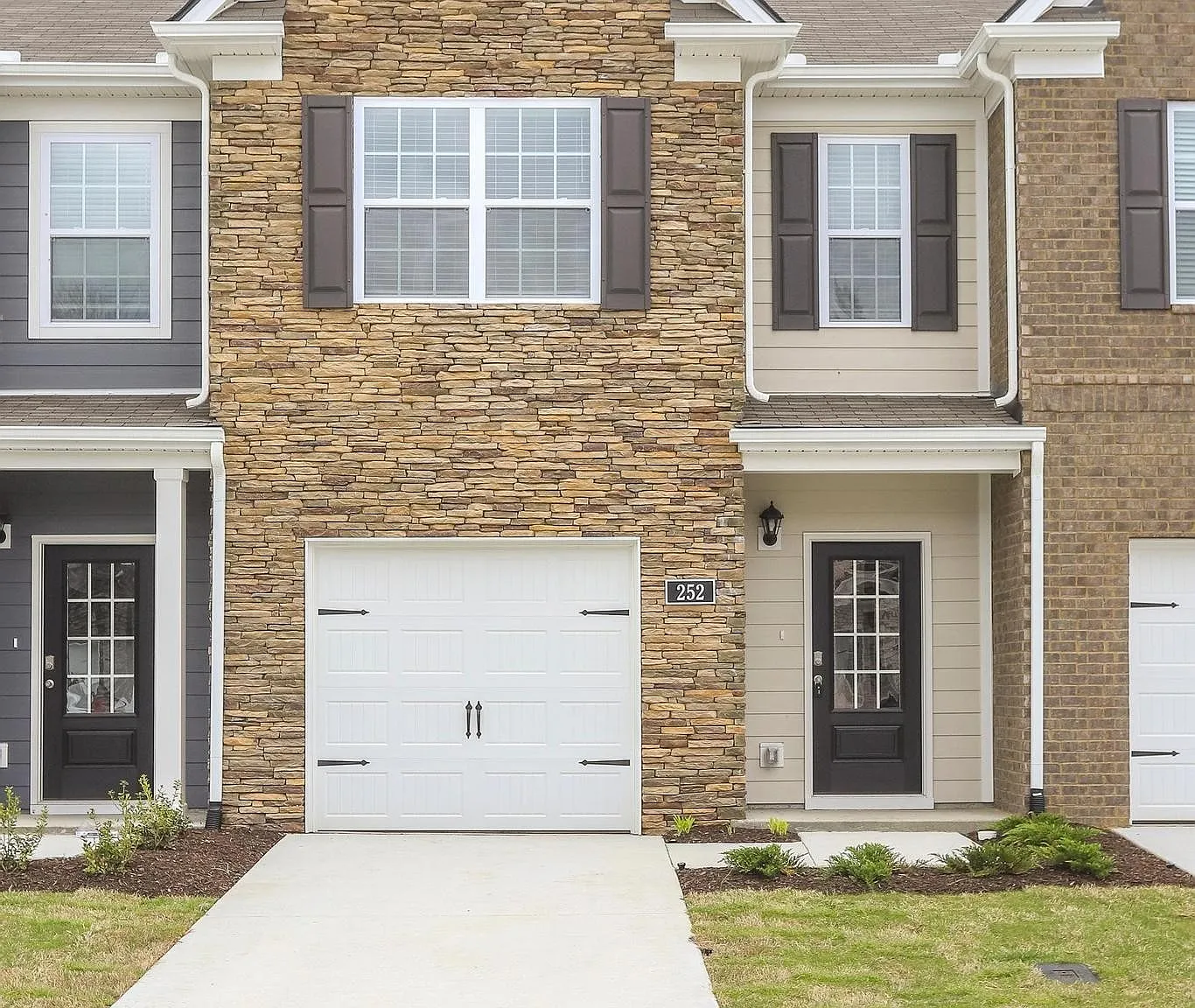 3 bed, 2.5 bath, 1474 sqft, $1,975 — Photo 3