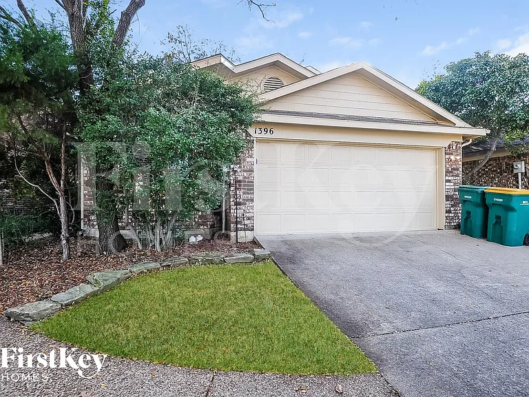 1396 Chinaberry Dr — Photo 1