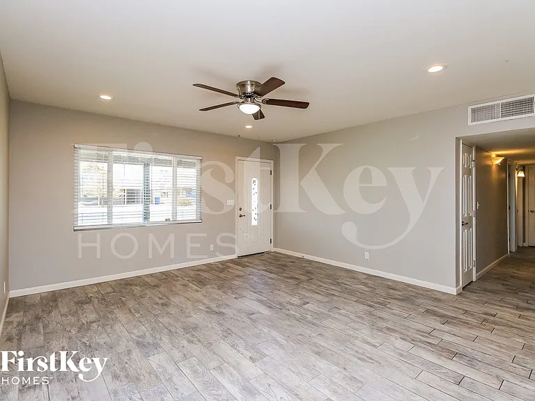 715 W Dublin St — Photo 2