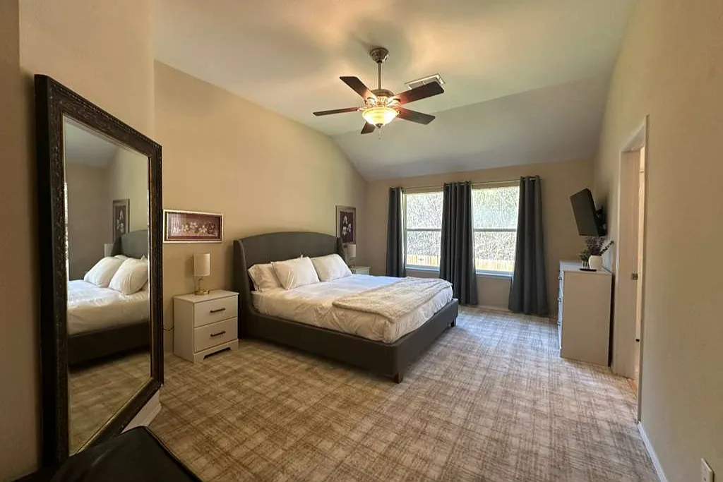 3 bed, 1933 sqft, $5,000 — Photo 1