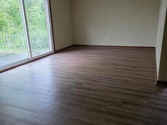 3rd image of 60 Oakridge Dr #4