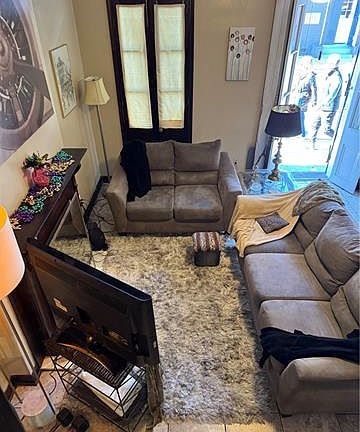 4th image of 430 Burgundy St