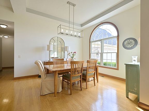 5th image of 830 Forrest Ridge Dr