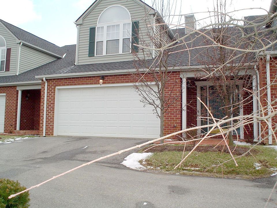 3 Level Oak Tree town home with a gorgeous floor plan!!