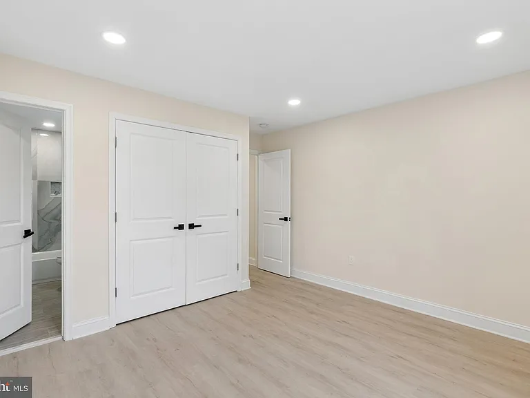 2416 E Hoffman St — Photo 8