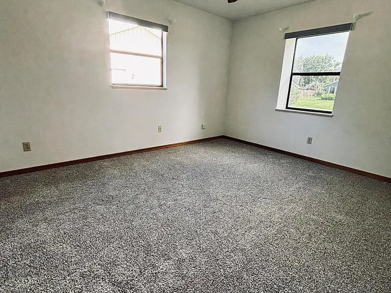 337 NW Tyler Ave — Photo 18