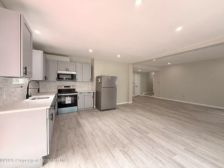 129-131 S Bromley Ave #FRONT — Photo 18