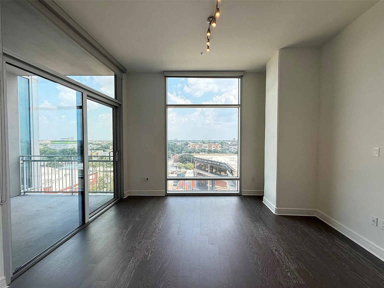 1 bed, 1.0 bath, 833 sqft, $2,056 — Photo 3