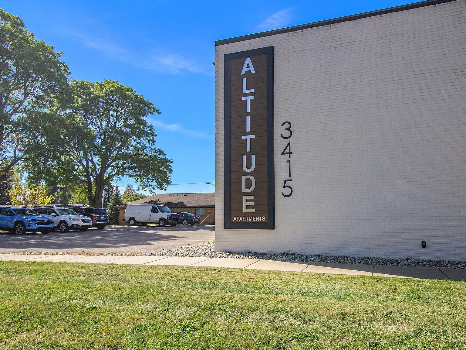 Altitude Apartments East — Photo 2