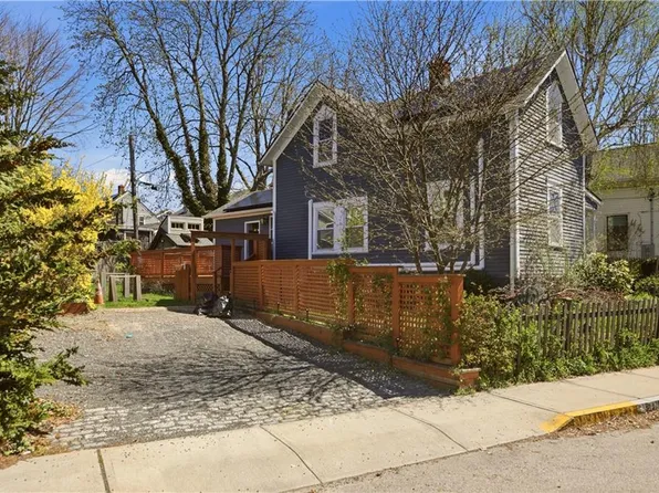 21 Clinton Ave, Newport, RI 02840
