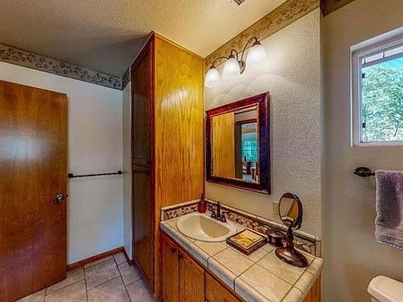 3rd image of 110 Nadelhorn Dr