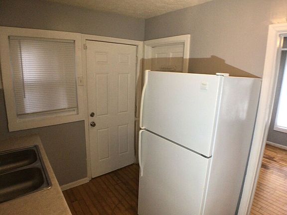 3rd image of 3430 Caroline Ave