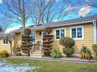 11 Lynhaven Pl, Commack, NY 11725