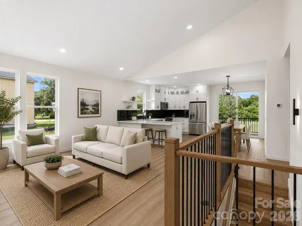 27 Klimovych Rd, Hendersonville, NC 28792