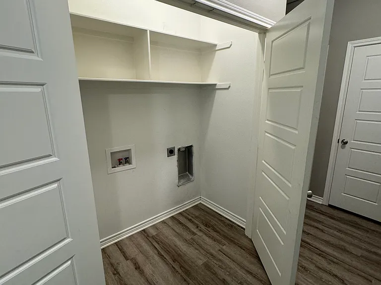 303 Janet St — Photo 4