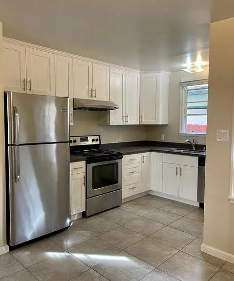 1110 Laguna Ave — Photo 4
