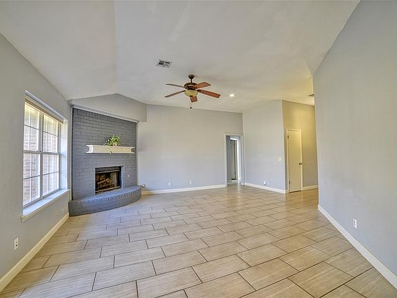 5th image of 923 Castle Rd