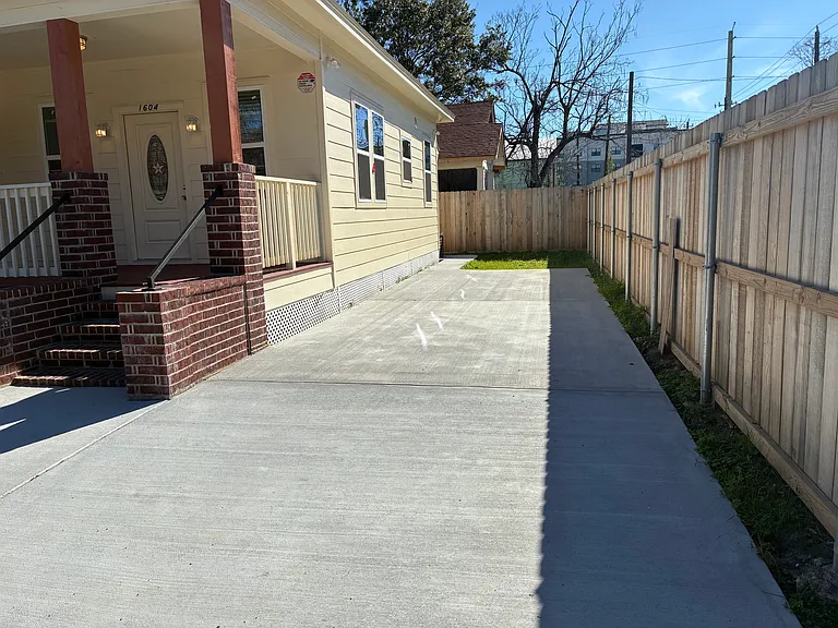 1604 Brooks St — Photo 12