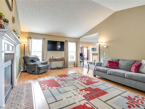 3rd image of 748 Whippoorwill Ln