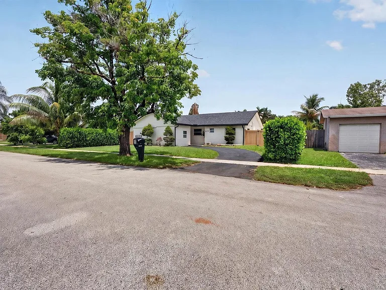 8131 NW 44th Ct — Photo 74