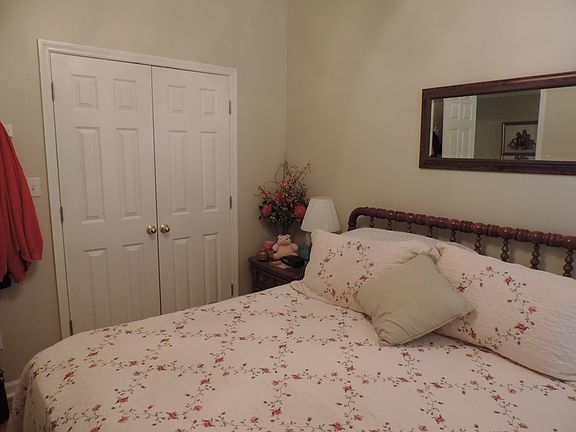 4th image of 105 Twin Oaks Ct