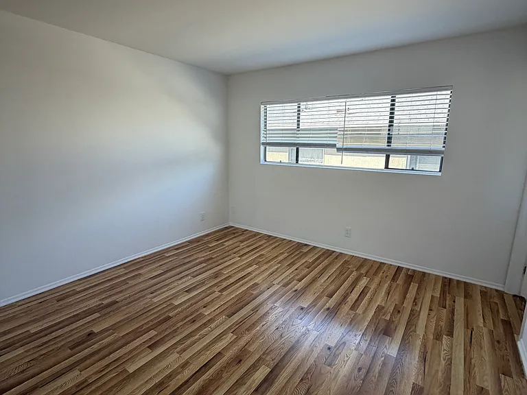 930 Venice Blvd #204 — Photo 15