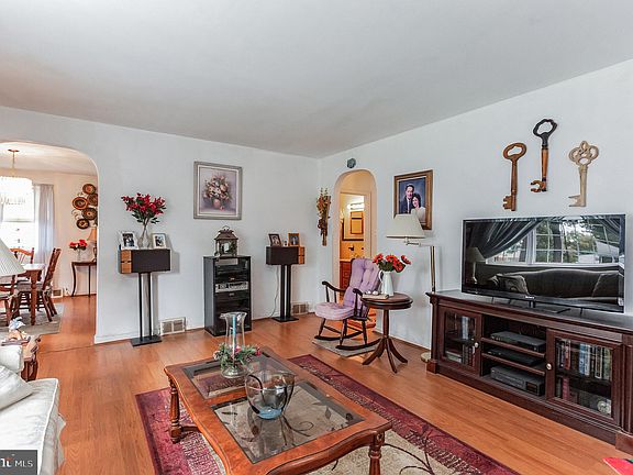 3rd image of 11717 Gifford Ave