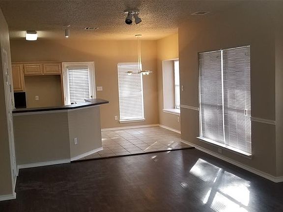 3rd image of 1438 Creekview Dr
