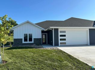 717 Tallgrass Cir, Luverne, MN 56156