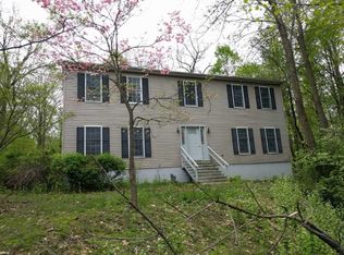 97 Old Glenham Rd, Fishkill, NY 12524